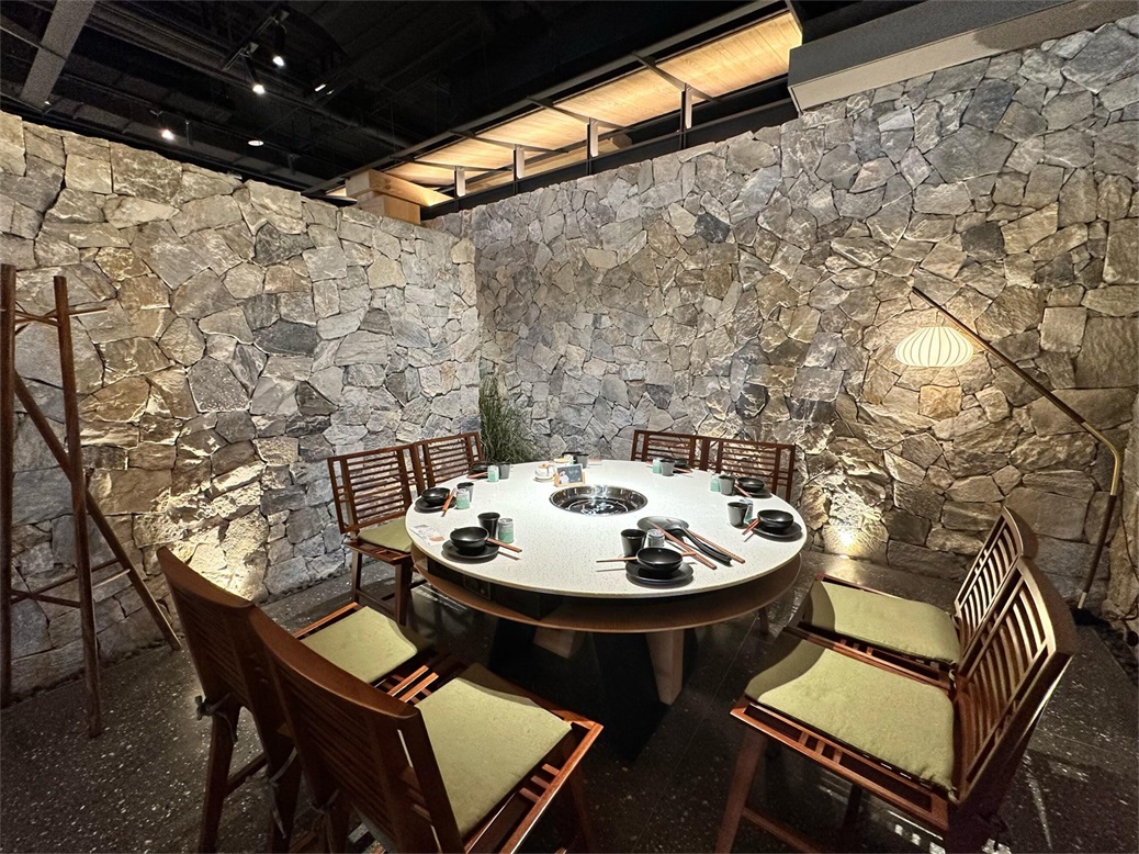 园里火锅包厢火锅桌椅