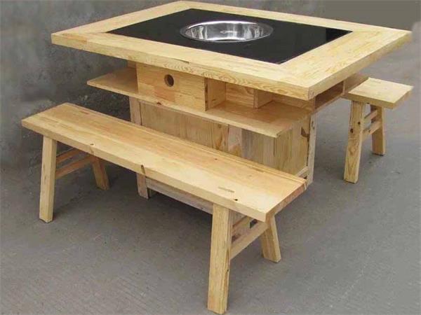 <b>实木火锅桌 消费群体年轻化</b>