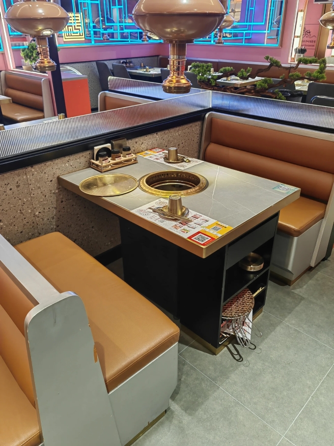 自助烤肉店上排烟炭火烤肉桌