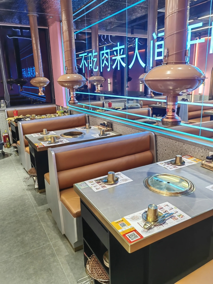 自助烤肉店上排烟炭火烤肉桌